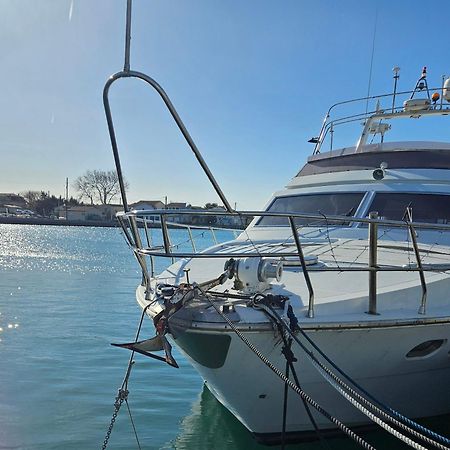 Nuit Insolite Bateau A Quai - Port Saint Louis Du Rhone Екстер'єр фото