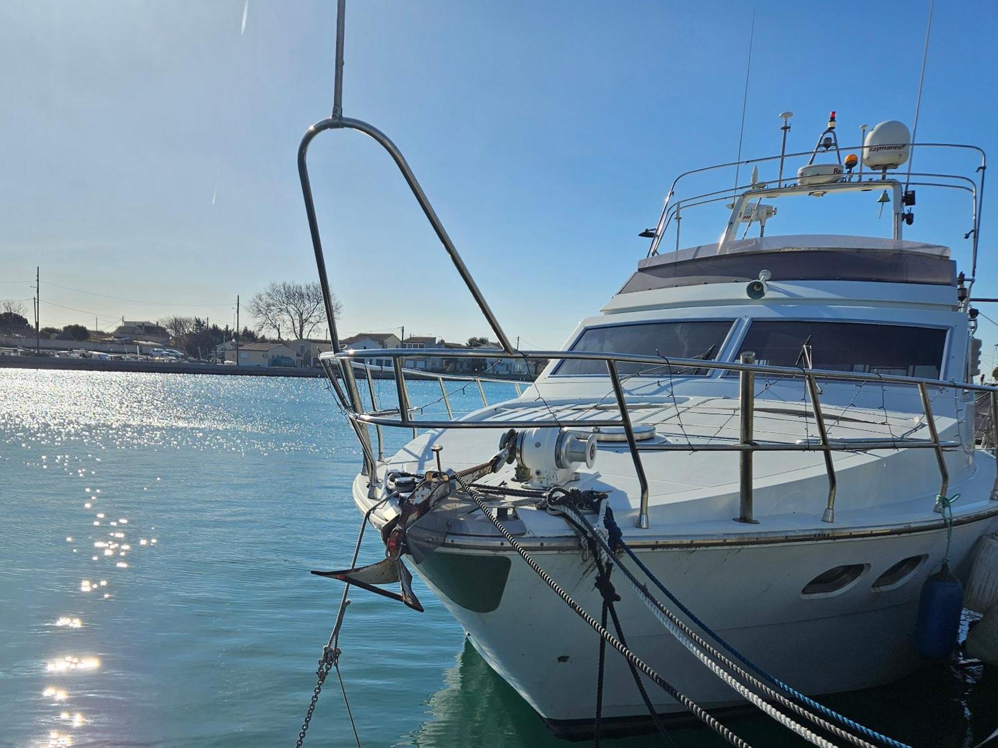 Nuit Insolite Bateau A Quai - Port Saint Louis Du Rhone Екстер'єр фото