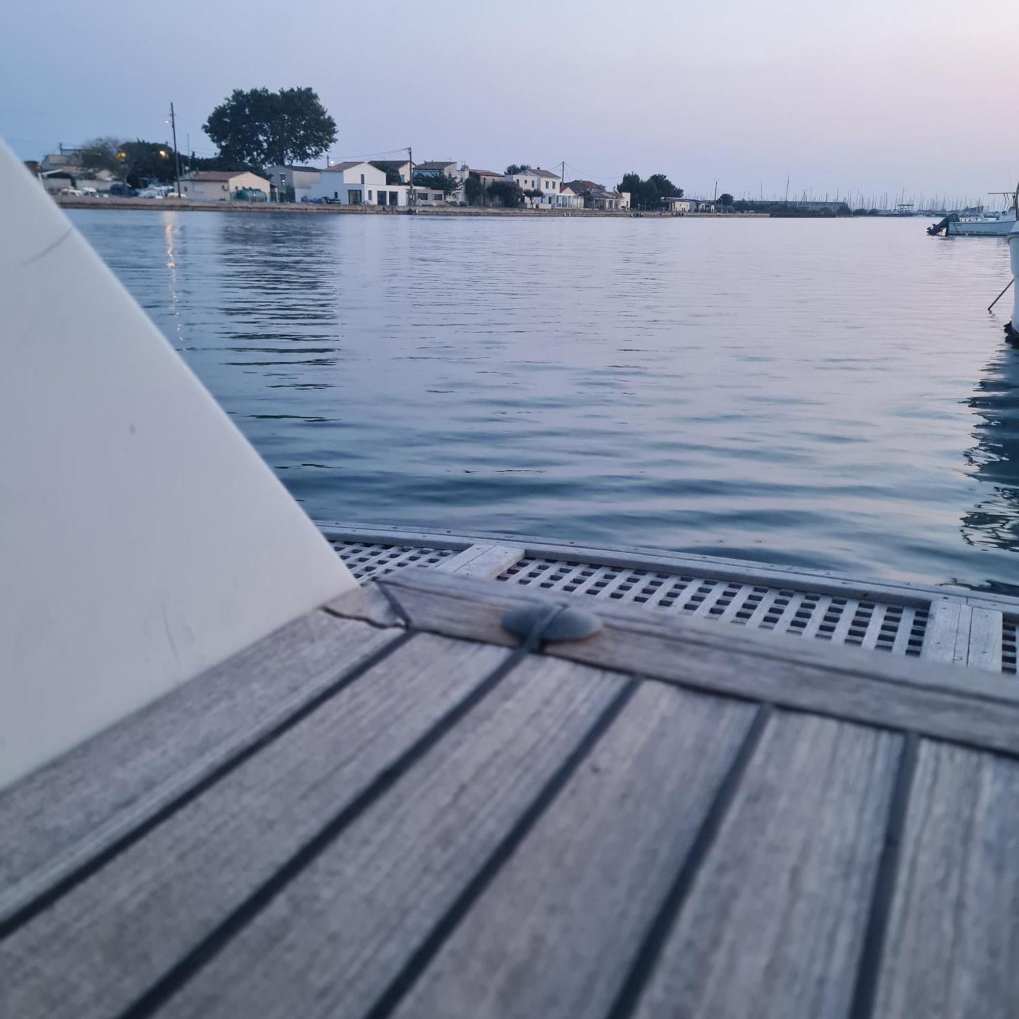 Nuit Insolite Bateau A Quai - Port Saint Louis Du Rhone Екстер'єр фото